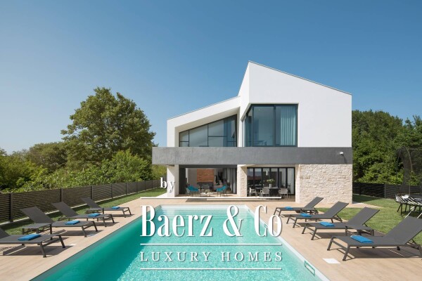 photo 1 Liznjan, an imposing villa with a swimming pool