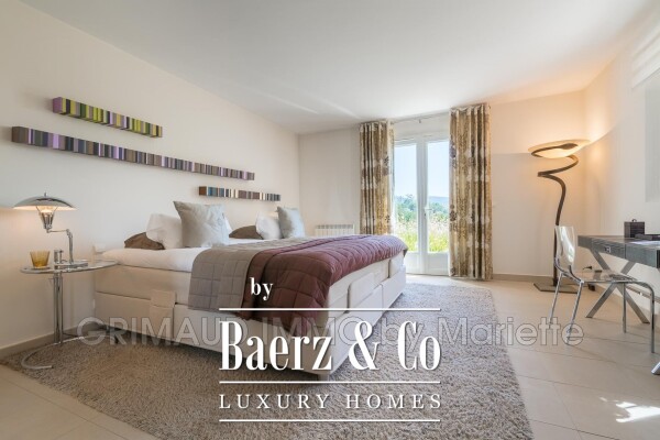 photo 11 In an estate with a swimming pool and tennis court, beautifu