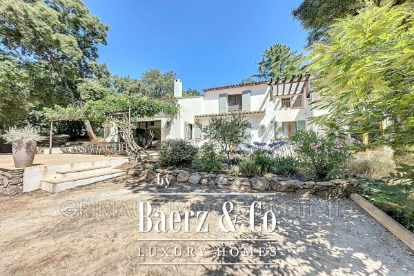 photo 2 Charming house in a quiet area, 3 bedrooms, pool, and large