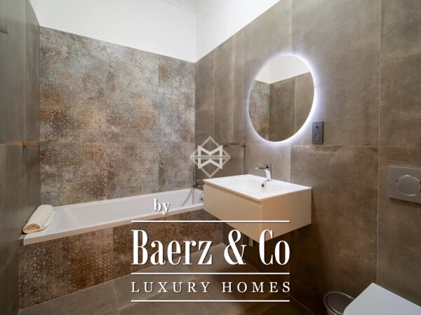 photo 17 Magnificent apartments of 230 square meters in a beautiful Niçois building on the Cours Saleya.