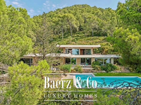 photo 1 A villa conceived as a livable sculpture, facing the sea and bathed in light