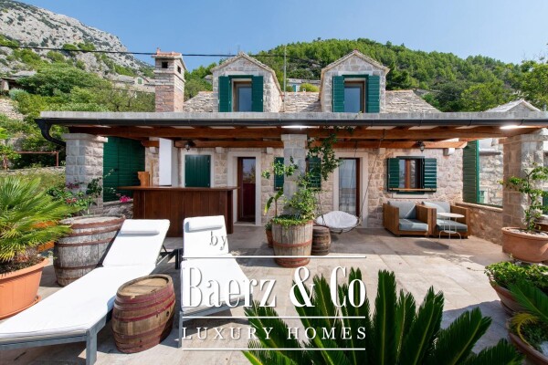 photo 1 Brač, Murvica, stone house with five residential units and sea view