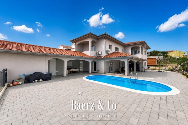 photo 2 Zadar, Rtina, house with swimming pool and three residential units, 200 m from the sea
